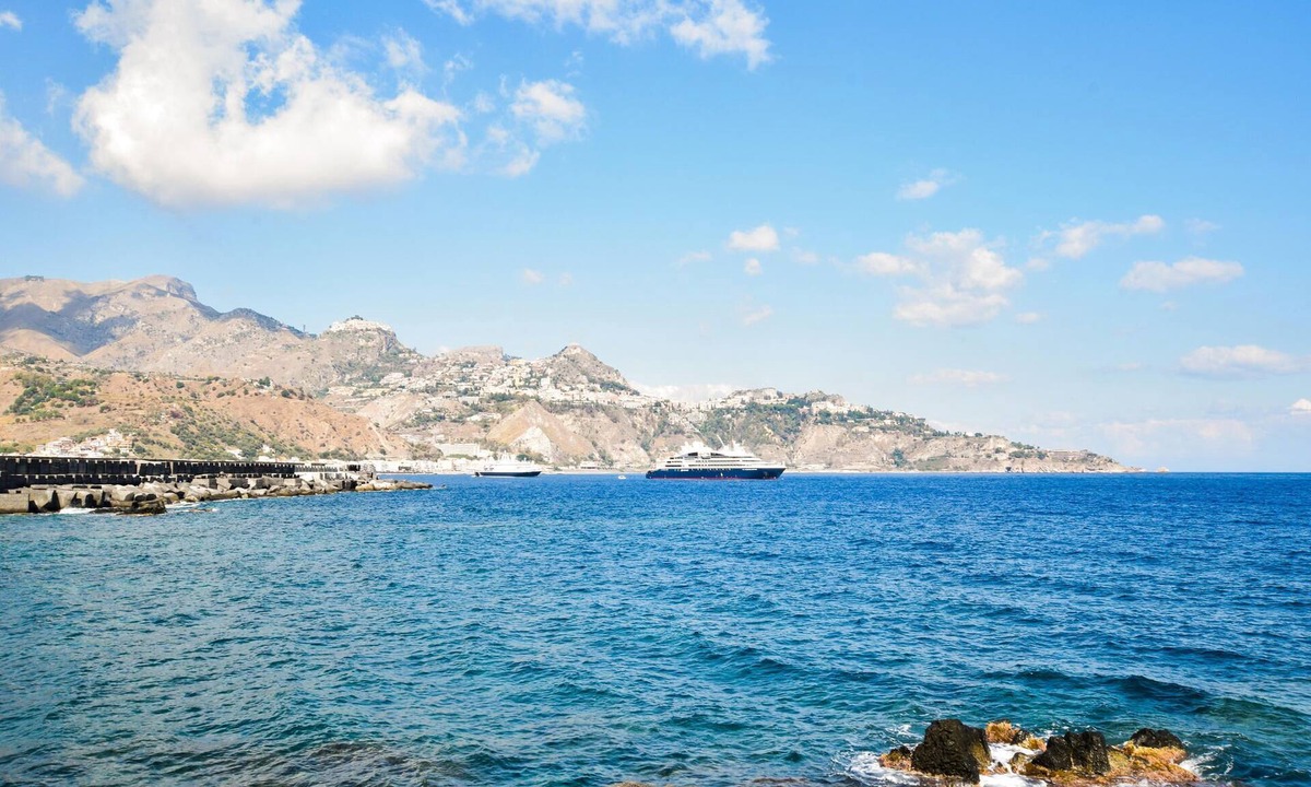 Santa Teresa di Riva Apartment | Enjoy a wonderful vacation by the sea in this beautiful and beachfront apartment!