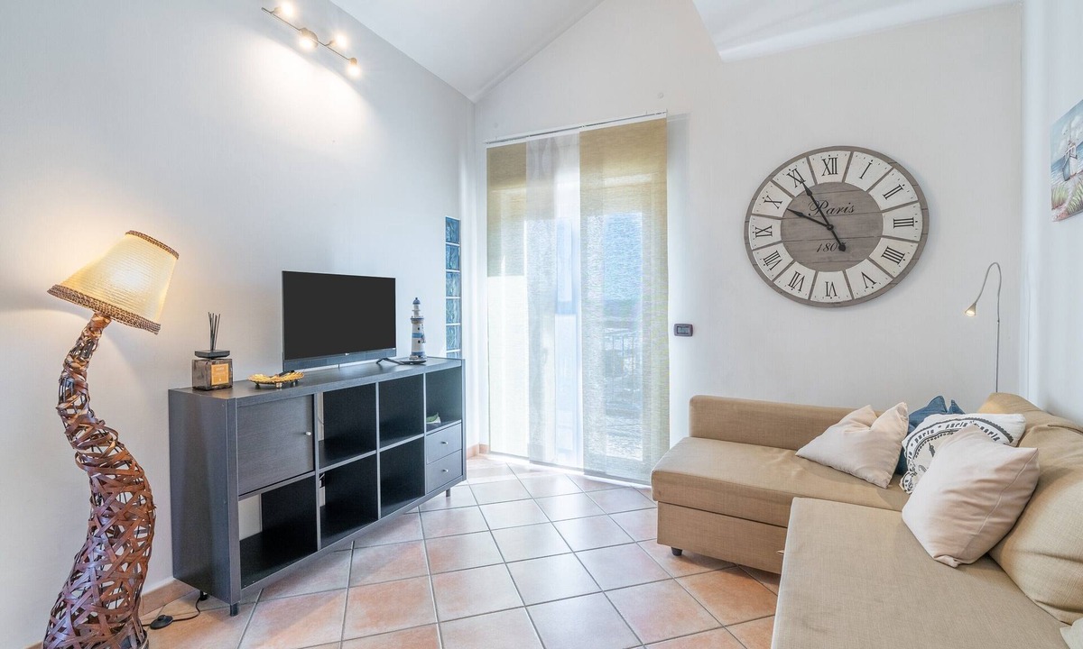 Lentini Apartment | Entire Apartment 'Lentini Room' with Wi-Fi and Balcony Overlooking Etna