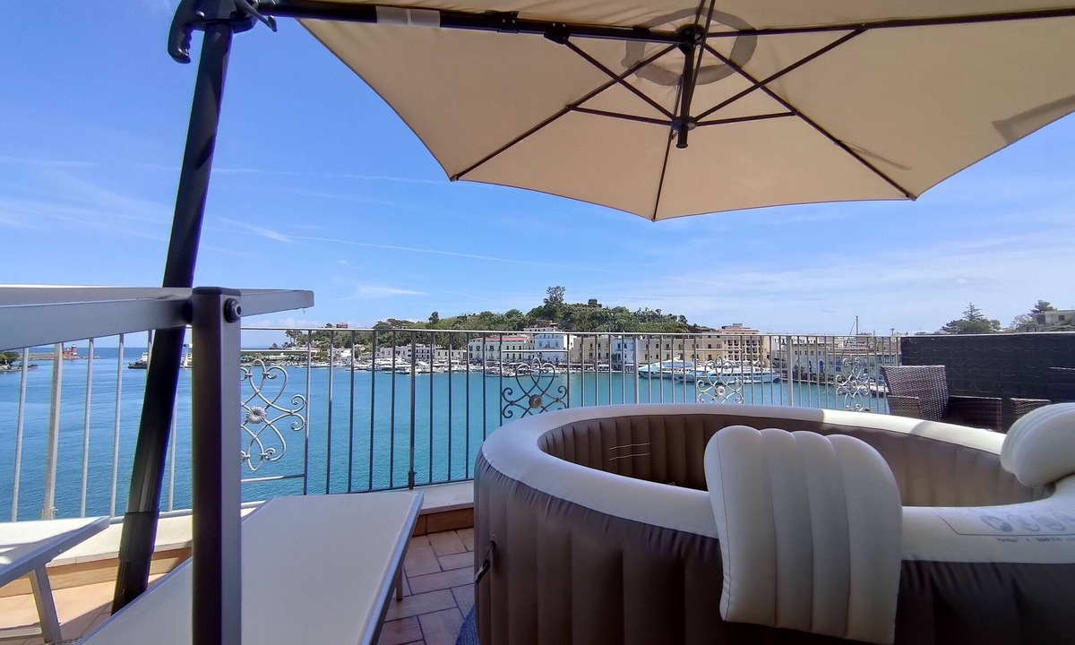Ischia Porto Apartment | ExclusiveHoliday Porto view 5 mt from the sea Jacuzzi pool near beaches