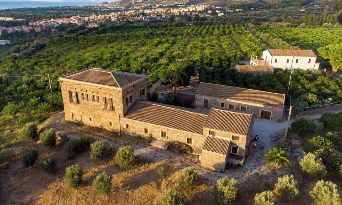 Torrenova House | Farmhouse with hot tub overlooking Aeolians