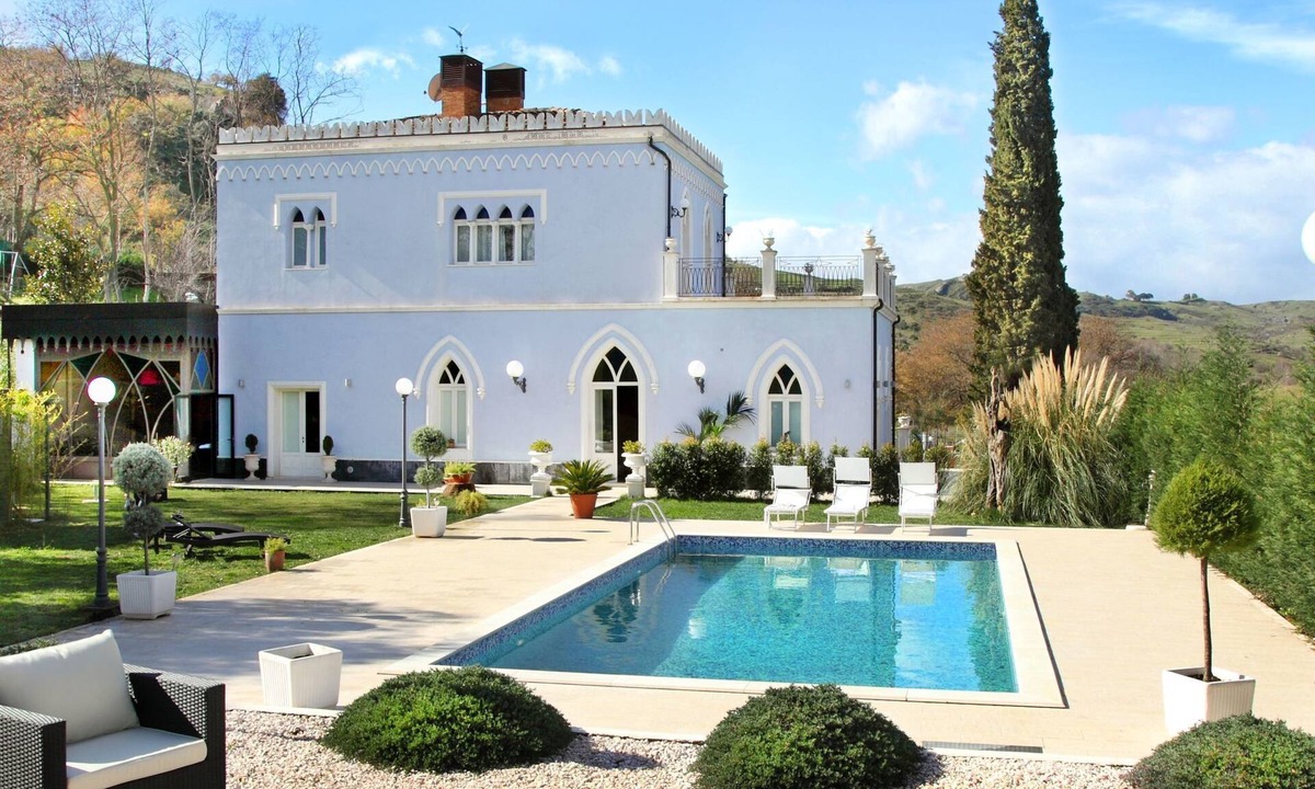 Francavilla di Sicilia House | Geräumiges Ferienhaus mit Pool by Interhome