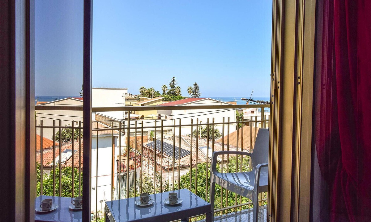 Marina di Caronia Apartment | Gorgeous apartment in Marina di Caronia with WiFi