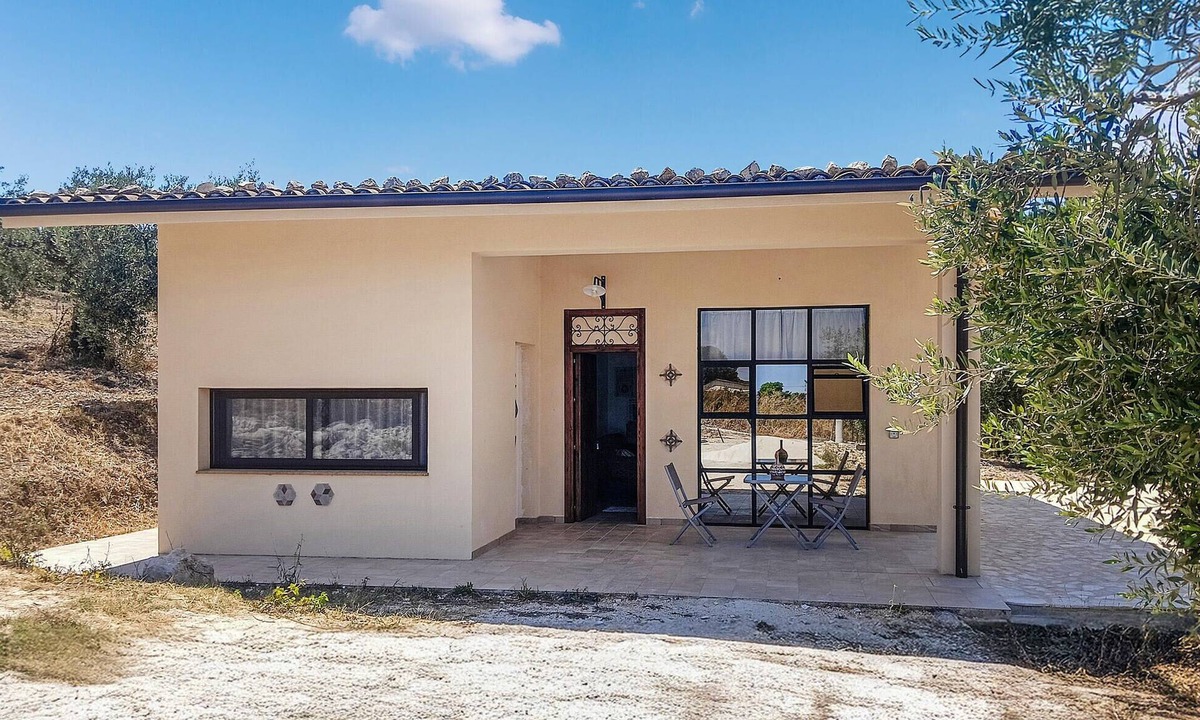 Giuliana House | Gorgeous home in Giuliana with WiFi