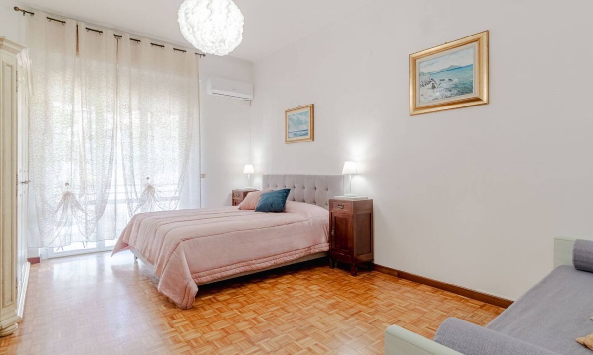 Nervi Apartment | GuestHost - 60 sqm apartment with a balcony for 4 people, located on the fifth floor with an elevator (steps to access). Just a 2-minute walk from Caprafico beach, the accommodation is in Nervi, one of Genoa’s most charming neighborhoods, known for its