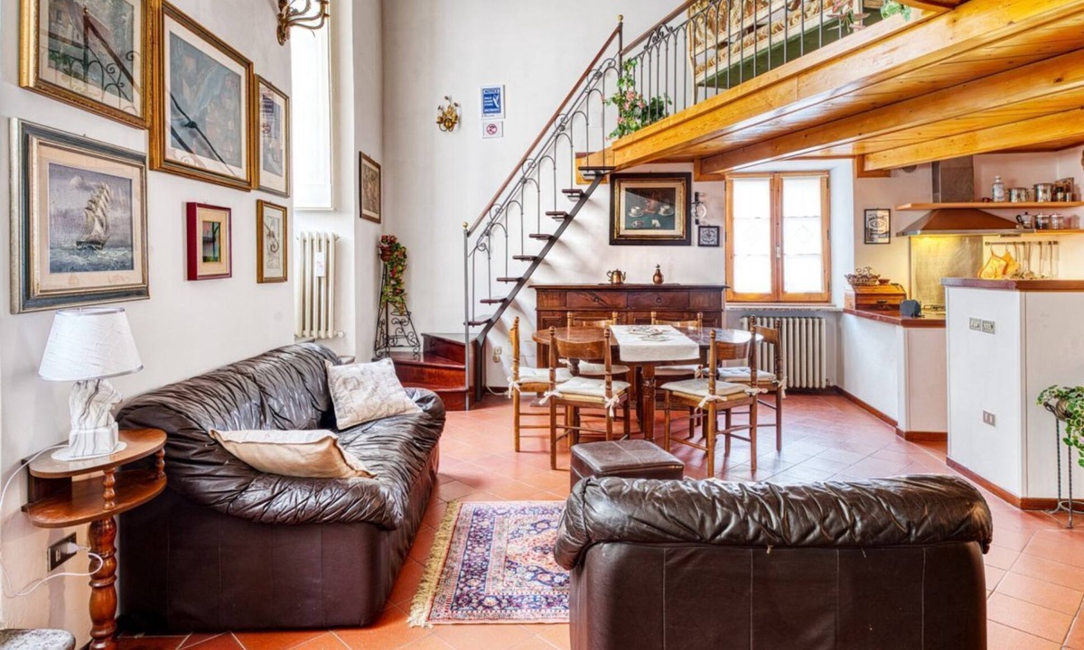 Old Town Apartment | GuestHost - Charming loft apartment of about 80 square meters, able to accommodate up to 5 people, located on the first floor of a period building (NO elevator - several external and internal steps).The property is located within the historic center of P