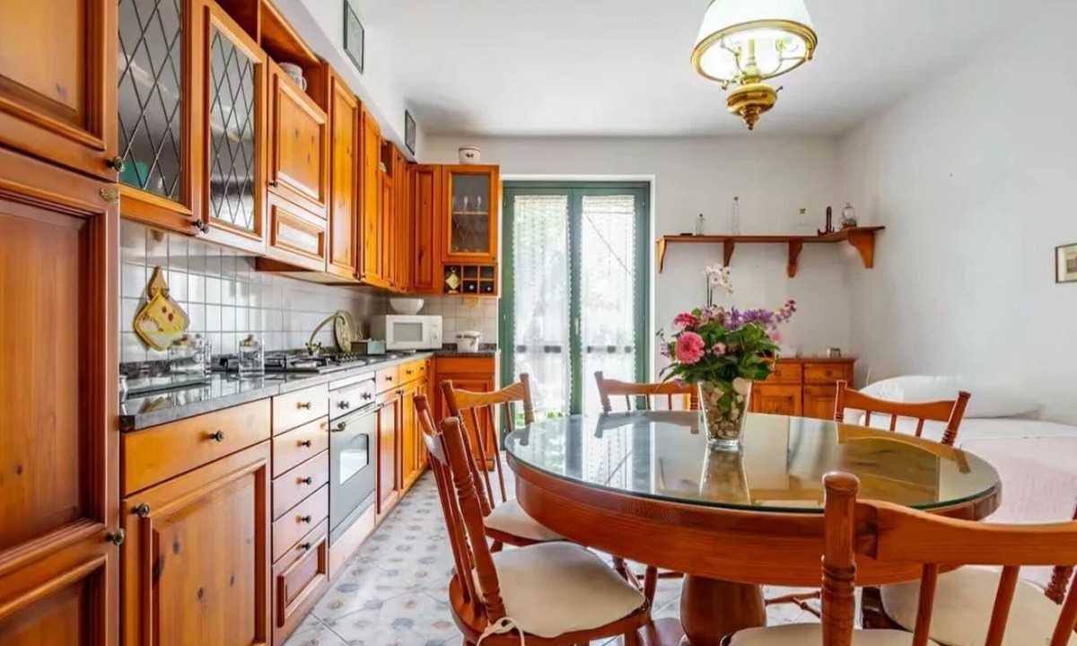 Fondachello Apartment | GuestHost - Cozy 55 sqm apartment in Mascali, ideal for 4 people. Equipped with air conditioning, and 2 balconies, the apartment offers comfort and convenience. Located just 1 minute walk from the beach, with a road next to the building providing direct