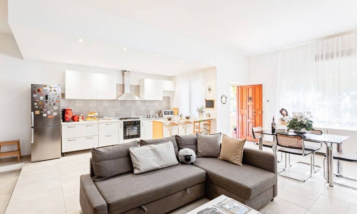 Picanello-Ognina-Barriera-Canalicchio Apartment | GuestHost - Large and bright 90sqm open space, with independent entrance, garden and private parking, located on the ground floor of a villa in the north area of Catania, just 15 minutes by car from the historic center.The apartment is equipped with all