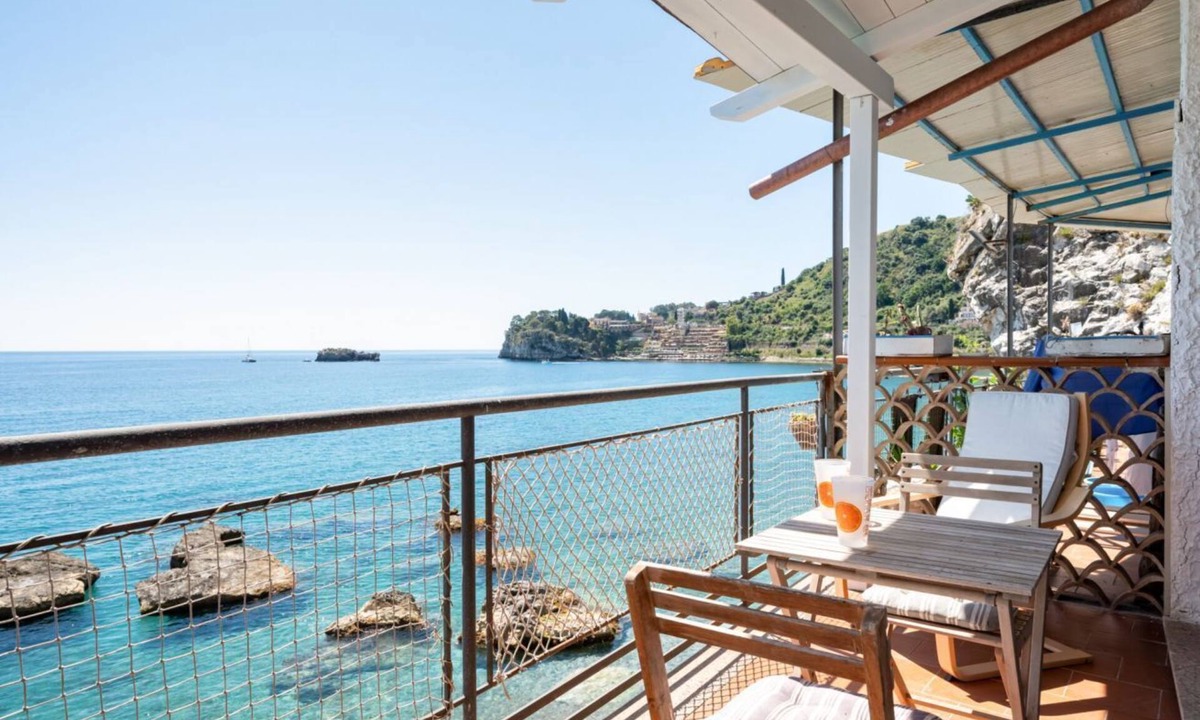 Spisone Apartment | GuestHost - Sea view apartment of about 90 sqm, able to accommodate up to 4 people, located on the ground floor of a building.The property is located in Taormina, in a unique panoramic position, suspended above a rock and with the beach right in front of