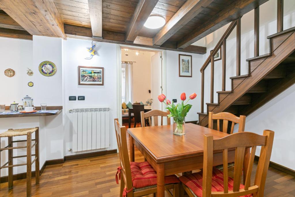 Centro Storico Apartment | GuestHost - Vittorio Emanuele & Via Roma Colorful Apartment