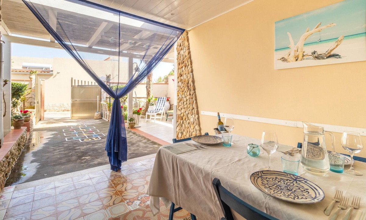 Portopalo di Capo Passero Apartment | Holiday Home 'Loft Le Palme' with Private Terrace, Wi-Fi and Air Conditioning