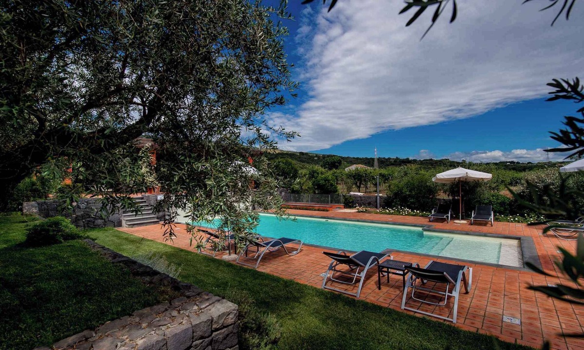 Linguaglossa Apartment | Holiday apartment with garden and outdoor swimming pool