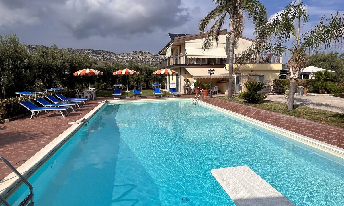 Syracuse Villa | Holiday Apartment Villa Ludovica, Swimming pool 6x12, padel field, Jacuzzi