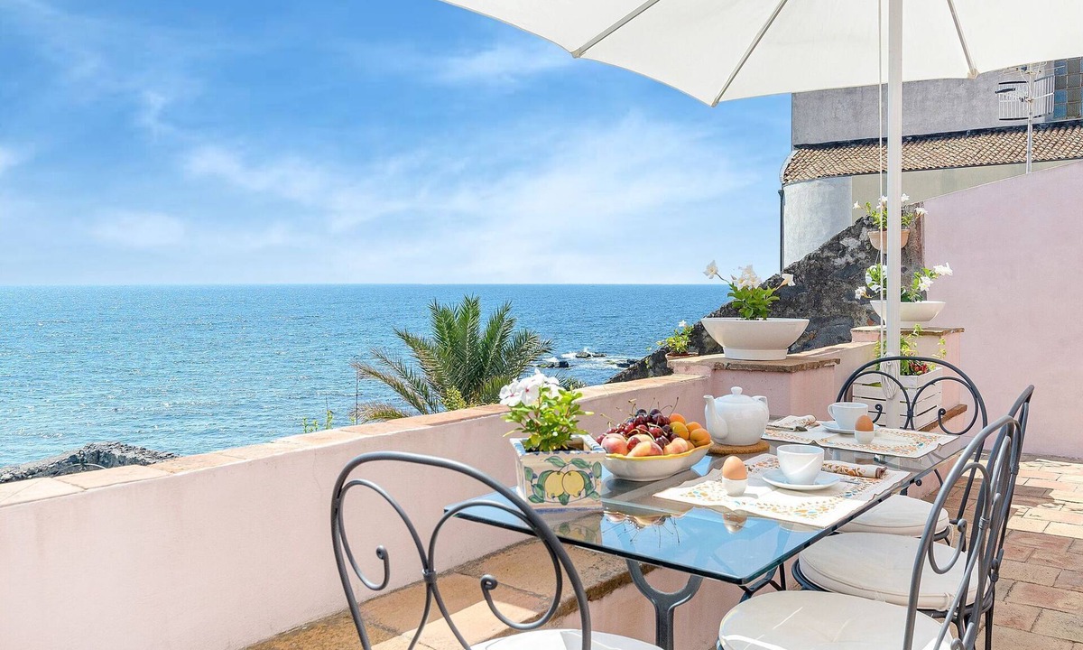 Santa Tecla House | Holiday Home in Santa Tecla near Etna Beach