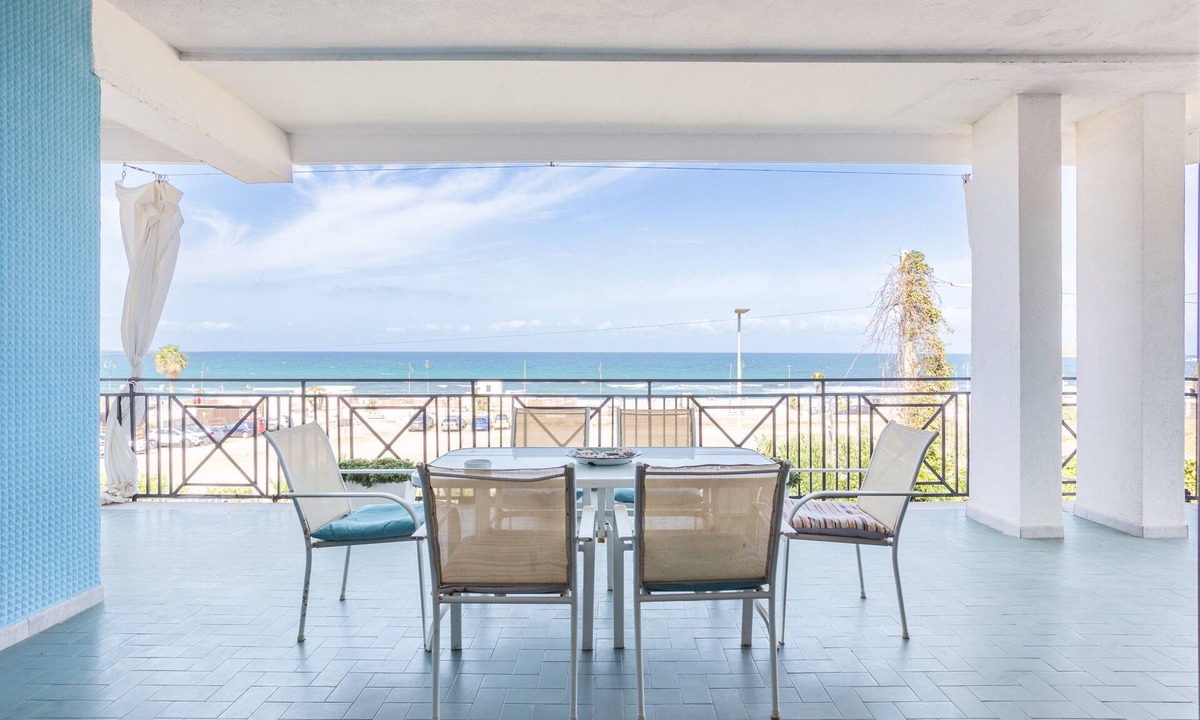 Isola delle Femmine House | Holiday Home 'Villa Le 2 Palme' with Sea View, Wi-Fi and Air Conditioning