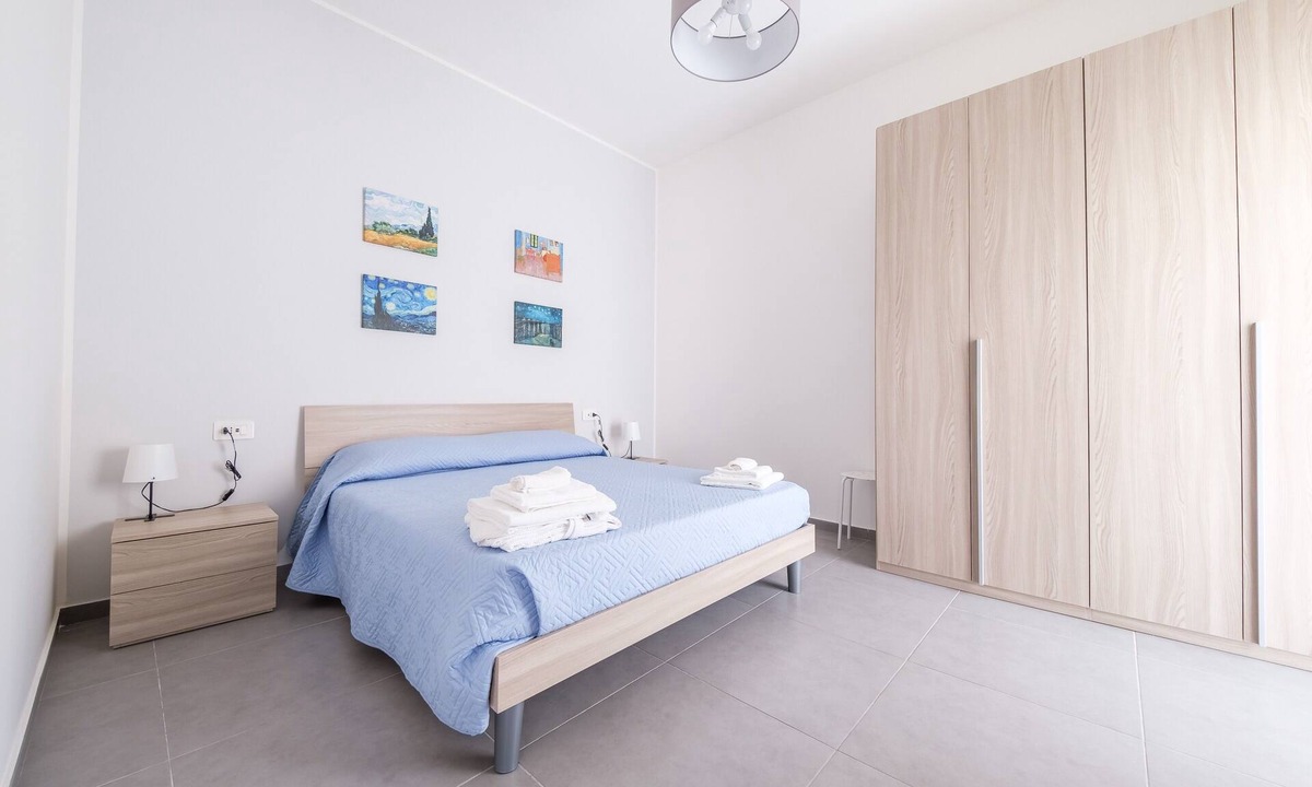 Fondachello House | Holiday Home 'Alba's Home - Van Gogh' with Balcony, Wi-Fi and Air Conditioning