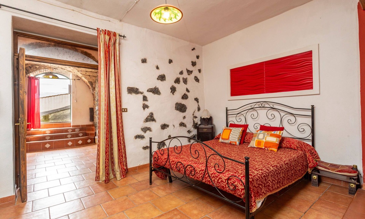 Piedimonte Etneo Apartment | Holiday Home 'Cantina' with Sea View, Wi-Fi and Air Conditioning