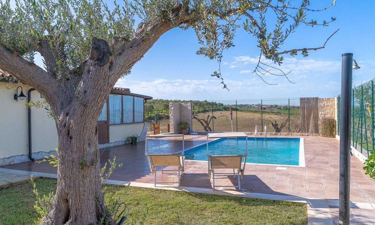 Noto House | Holiday Home 'Casa Cantina Scalecci' with Private Garden, Wi-Fi and Air Conditioning