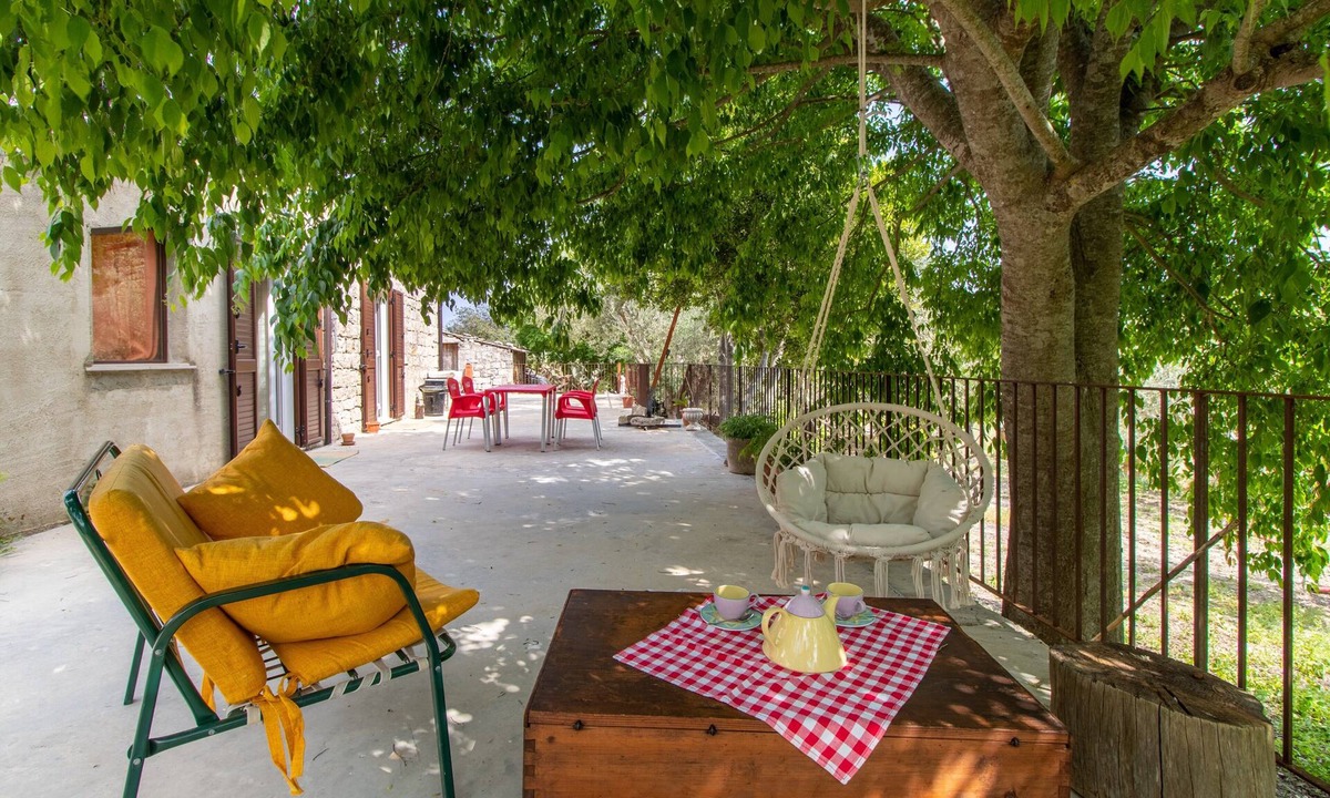 Campanella-Gianforma House | Holiday Home 'Casa Il Carrubbo' with Garden, Terrace & Wi-Fi