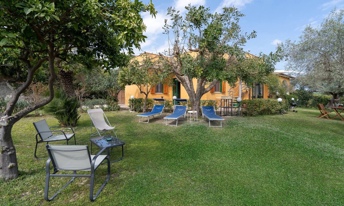 Avola House | Holiday Home 'Ciumara West' with Private Terrace, Wi-Fi and Air Conditioning
