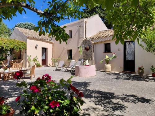 Buseto Palizzolo House | Holiday Home Grande Baglio Anastè by Interhome