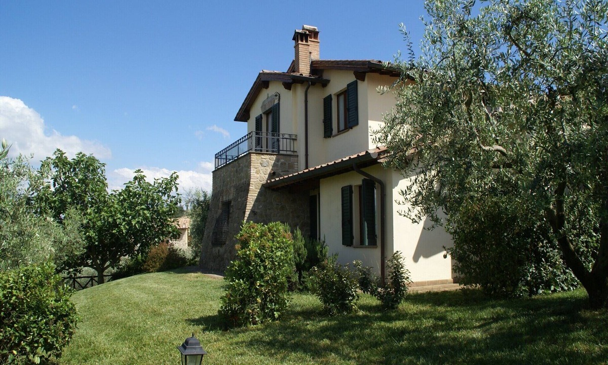 Bettona House | Holiday Home in Bettona with Pool & Near Assisi