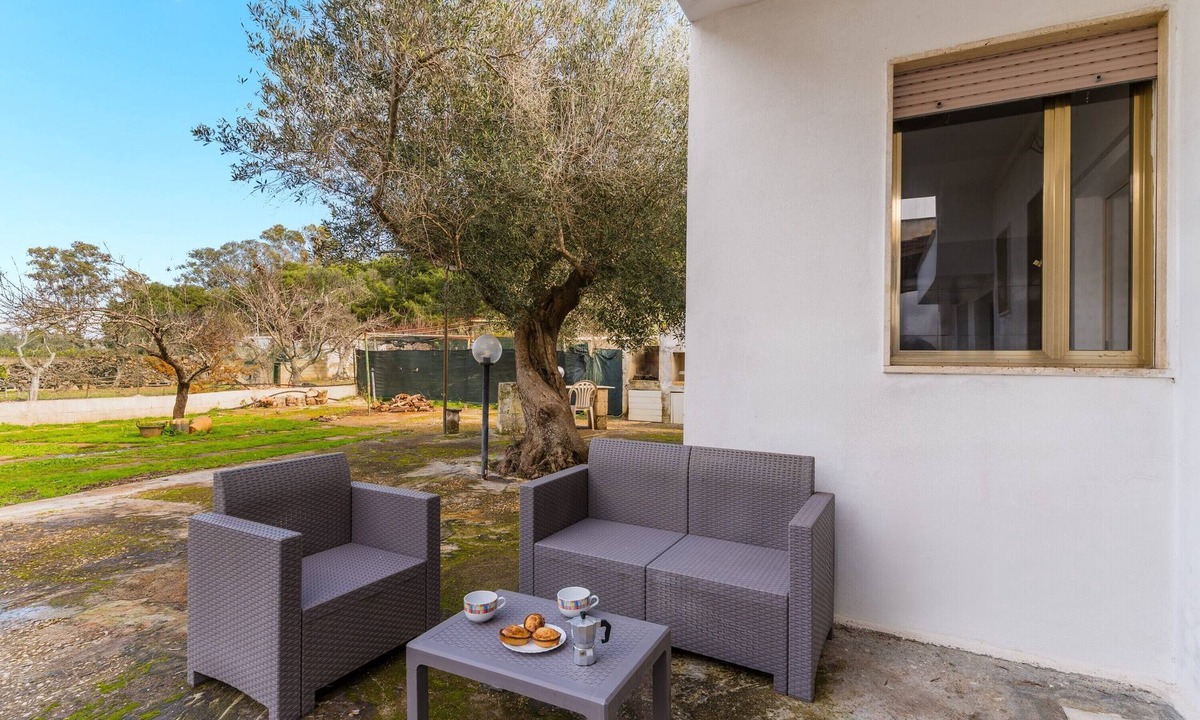 Sant'Isidoro House | Holiday Home 'Isidoro Home Holidays' with Shared Garden and Air Conditioning