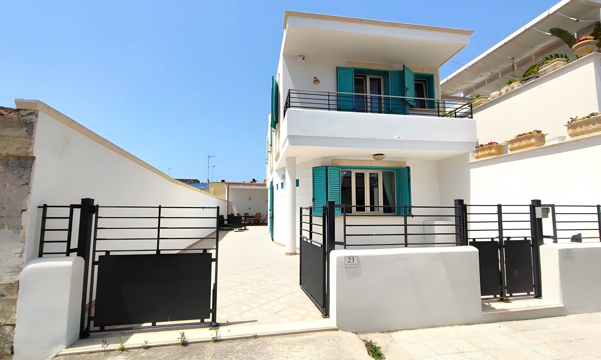 Torre San Giovanni House | Holiday Home 'Villetta A 200 Mt Dalle Spiagge' with Private Garden and Air Conditioning
