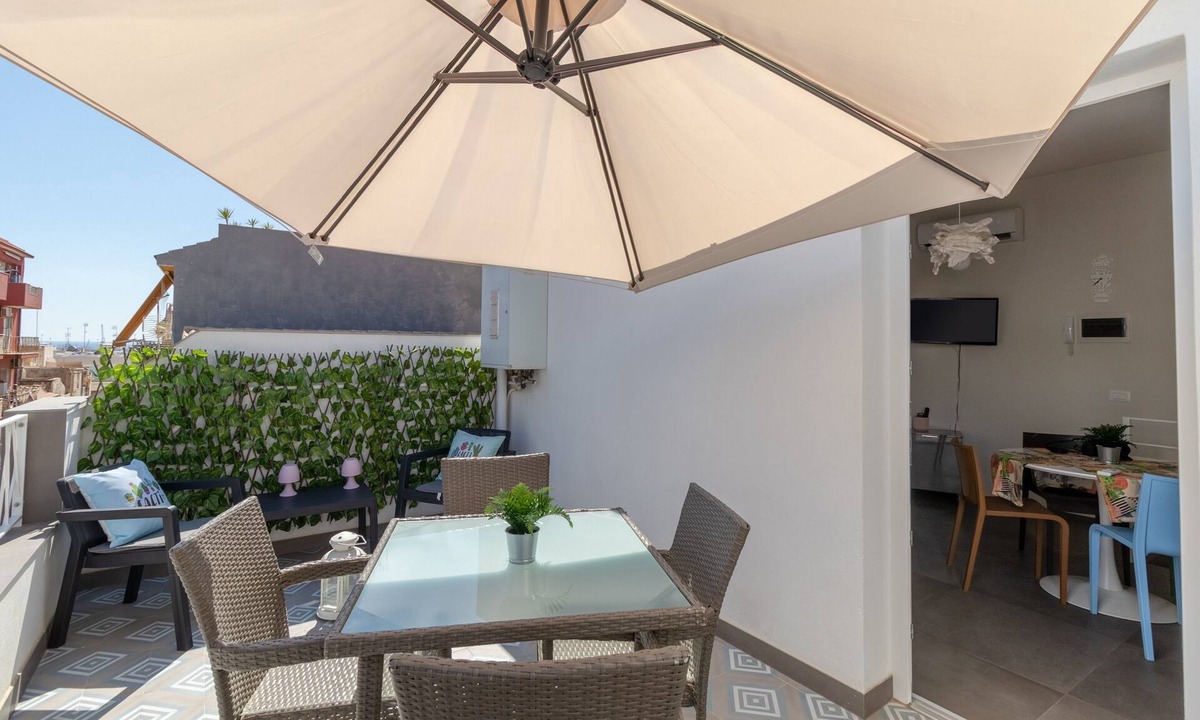 Pozzallo House | Holiday Home "La Dimora della Luna" with Sea View, Terrace and Wi-Fi