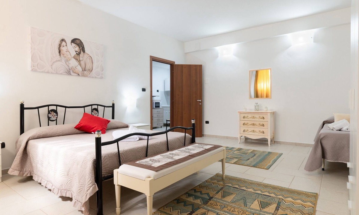 Latiano House | Holiday Home 'La Perla' with Shared Pool, Wi-Fi and Air Conditioning