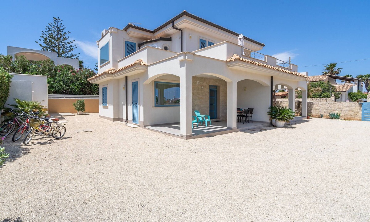 San Lorenzo House | Holiday Home "Misalmar 1" with Sea View, Garden & Wi-Fi