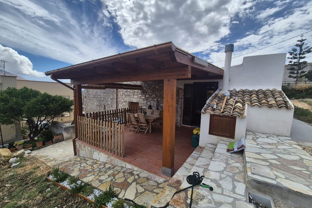 Buseto Palizzolo House | Holiday Home 'Relaxing Countryside Ruralhouse' with Shared Terrace, Wi-Fi and Air Conditioning