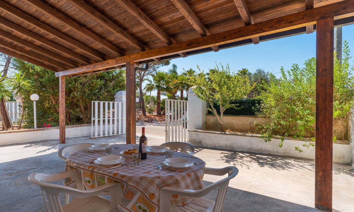Galatone House | Holiday Home 'Salento' with Garden & A/C