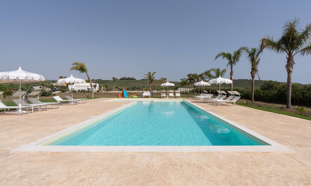 Menfi House | Holiday Home 'Villa Gioberta, Fiori' with Shared Pool, Wi-Fi and Air Conditioning