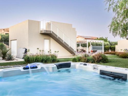 Noto Marina House | Holiday Home 'Villa Paolo' mit Gemeinschaftspool by Interhome