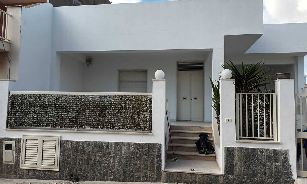Scoglitti House | Holiday Home 'Villetta Anguille' with Sea View and Private Terrace