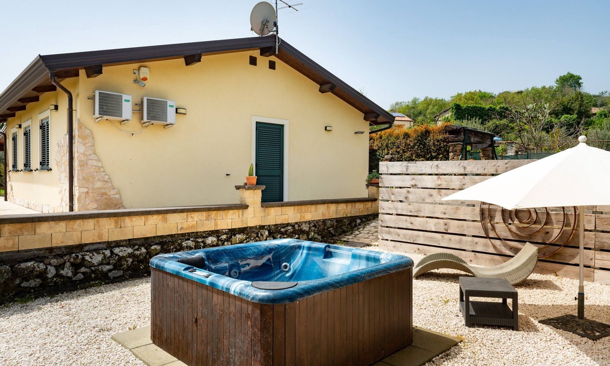 Piedimonte Etneo House | Holiday Home with Wi-Fi, Air Conditioning, Garden and Jacuzzi