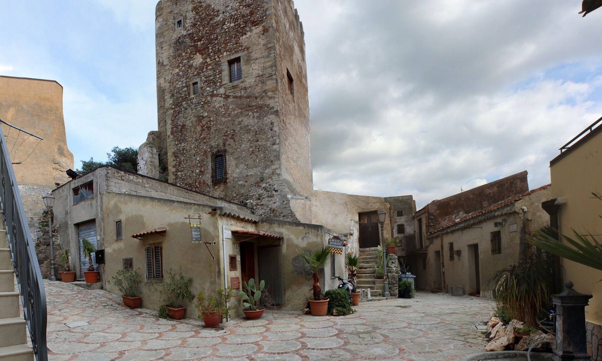 Brolo House | Holiday house historical area of ​Brolo in front of the medieval castle of the "Lancia"