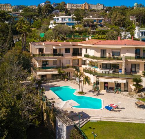 Posillipo Apartment | Holidays Naples Family - Pool in front of Capri