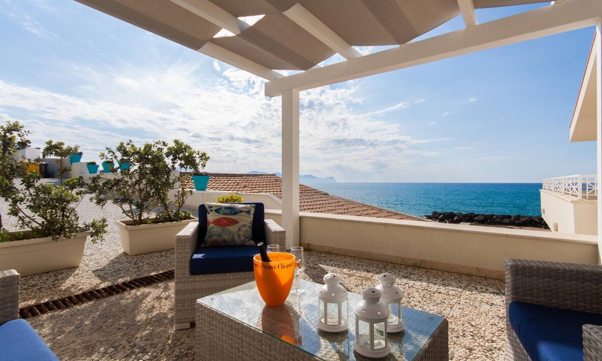 Trappeto Apartment | Homerez - 1 m away from the beach! Appartement for 6 ppl. at Piano di Trappeto