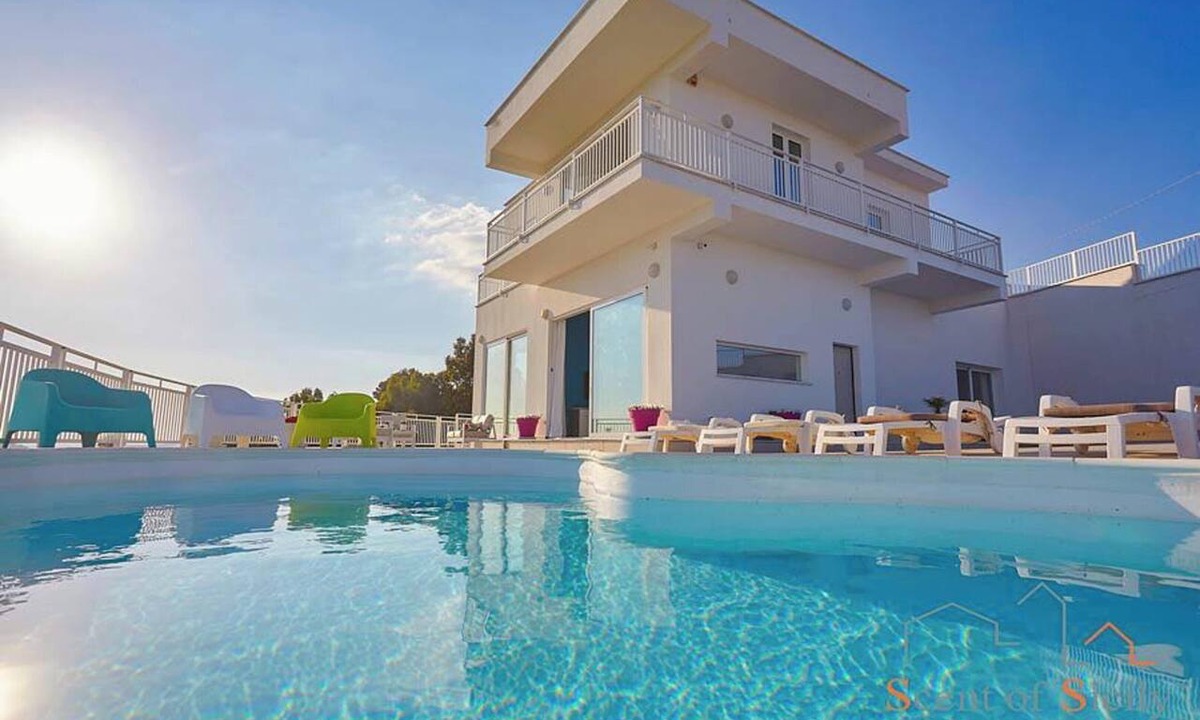 Favara Villa | Homerez - Luxurious Villa with Pool in Favara