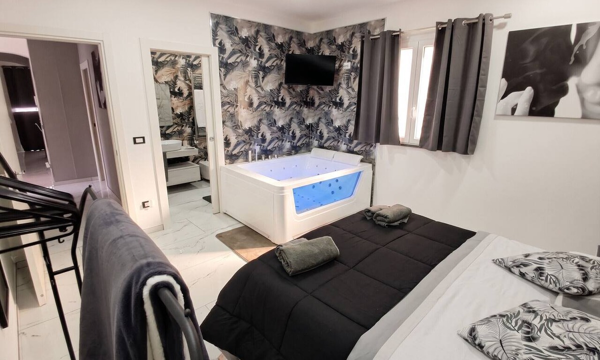 Noto Historic Centre House | Homerez - Spacious House in Noto with Jacuzzi