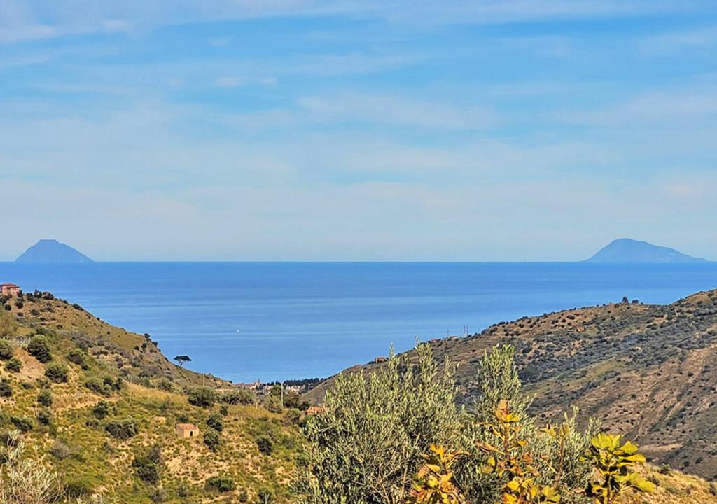 Reitano House | House in the Countryside with Aeolian View