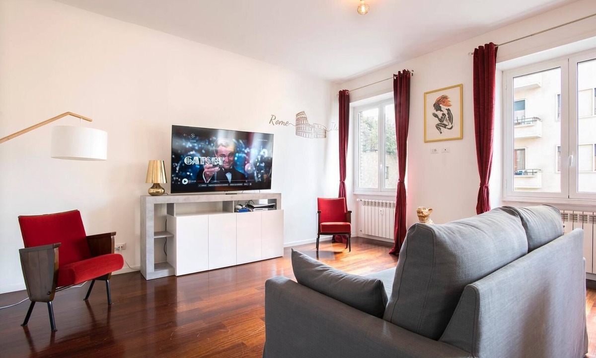 Garbatella Apartment | Il Principe, Elegant Family Apartment two bedroom near Colosseum with balcony