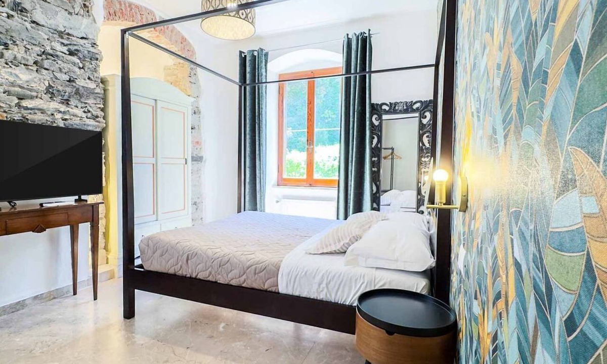 Manarola House | In the authentic heart of Manarola, in its most peaceful and panoramic area, Terre Marine Rooms welcomes guests into an intimate and relaxing atmosphere, where the charm of the Cinque Terre meets modern comfort.The Green Room is a relaxing double room, i