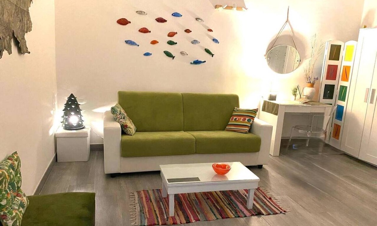 Bisceglie Apartment | Iris Apartment is a cosy and modern retreat, perfectly designed for those seeking comfortable and functional accommodation in the heart of the city. Its central location, a short distance from the train station and only a fifteen-minute walk from La Conc