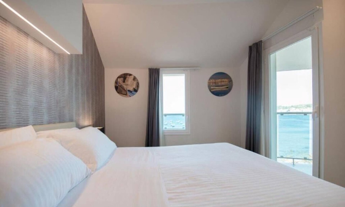 Aci Trezza Hotel | Sea View Bedroom w/Balcony & Aci Trezza Vistas – Perfect for Couples