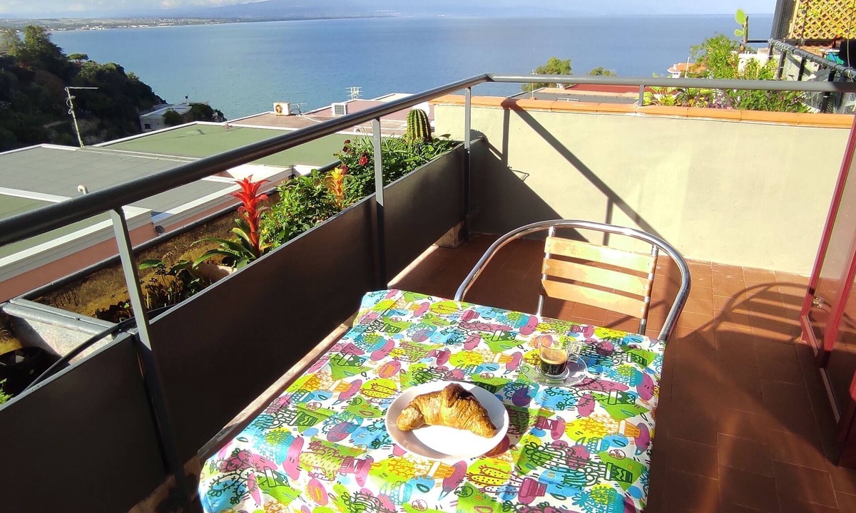 Costa Saracena-Castelluccio Apartment | La Rose sur la Mer Bivani with panoramic views of the Gulf of Catania and Etna.