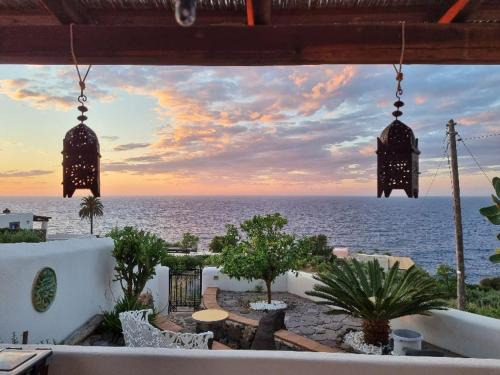 Malfa Villa | La Resilienza - Villetta Eoliana sul mare, in centro a Malfa