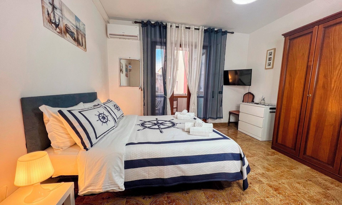 Tropea Apartment | Large Apartment in Tropea Center for max 10 people, free parking, near station