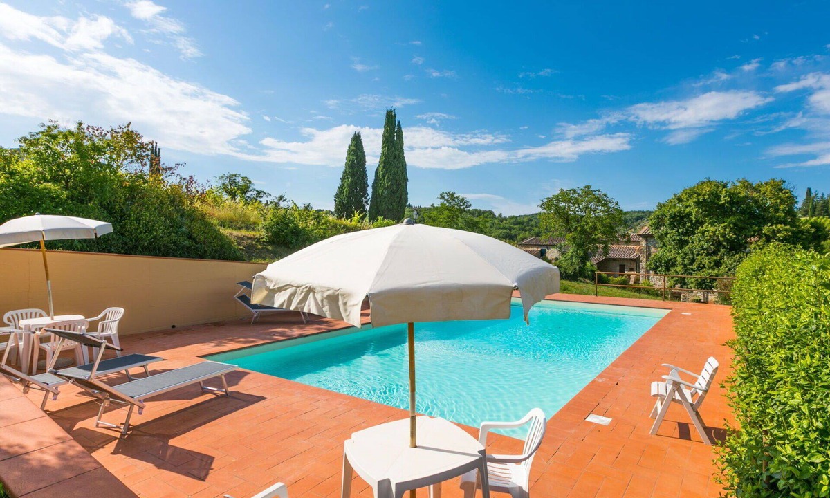 Castellina in Chianti Villa | Lovely apartment in villa for 4 guests with A/C, WIFI, pool, TV, patio and panoramic view